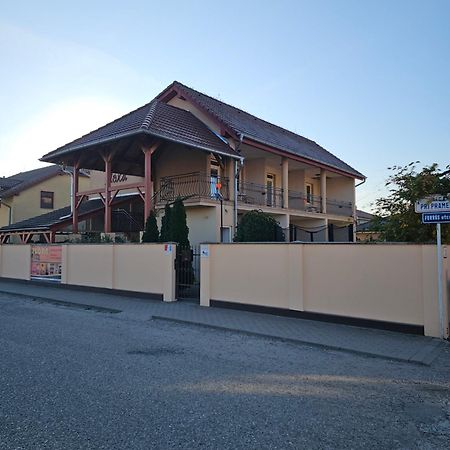 Apartmánový dom Flóra Veľký Meder Exterior foto